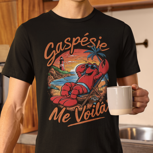 T-shirt Gaspésie Me Voilà avec un Homard, affiché sur un cintre en bois contre un fond blanc